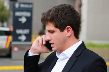Prefeito de Recife, João Campos, ao telefone