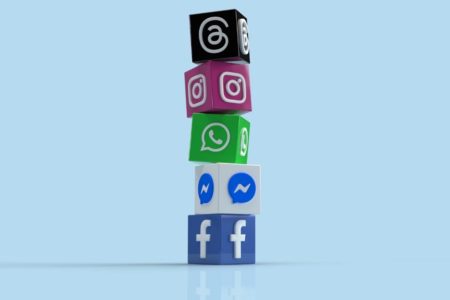 Logos do Instagram, Threads, WhatsApp, Messenger e Facebook contra fundo azul