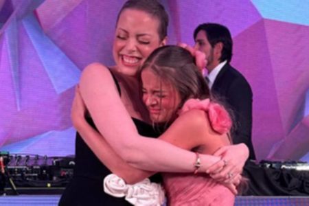 Fabiana abraçando a irmãa, Rafaella Justus, em festa de 15 anos - Metrópoles