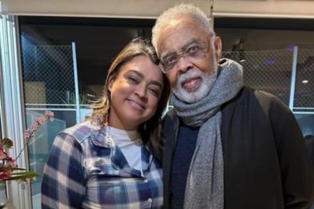Gilberto Gil e Preta Gil com roupas de frio - Metrópoles