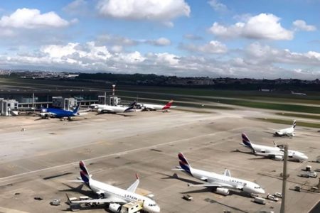 Aeroporto de Guarulhos suspendeu voos após cheiro de queimado ter sido relatado em torre de comando. Local foi evacuado - Metrópoles