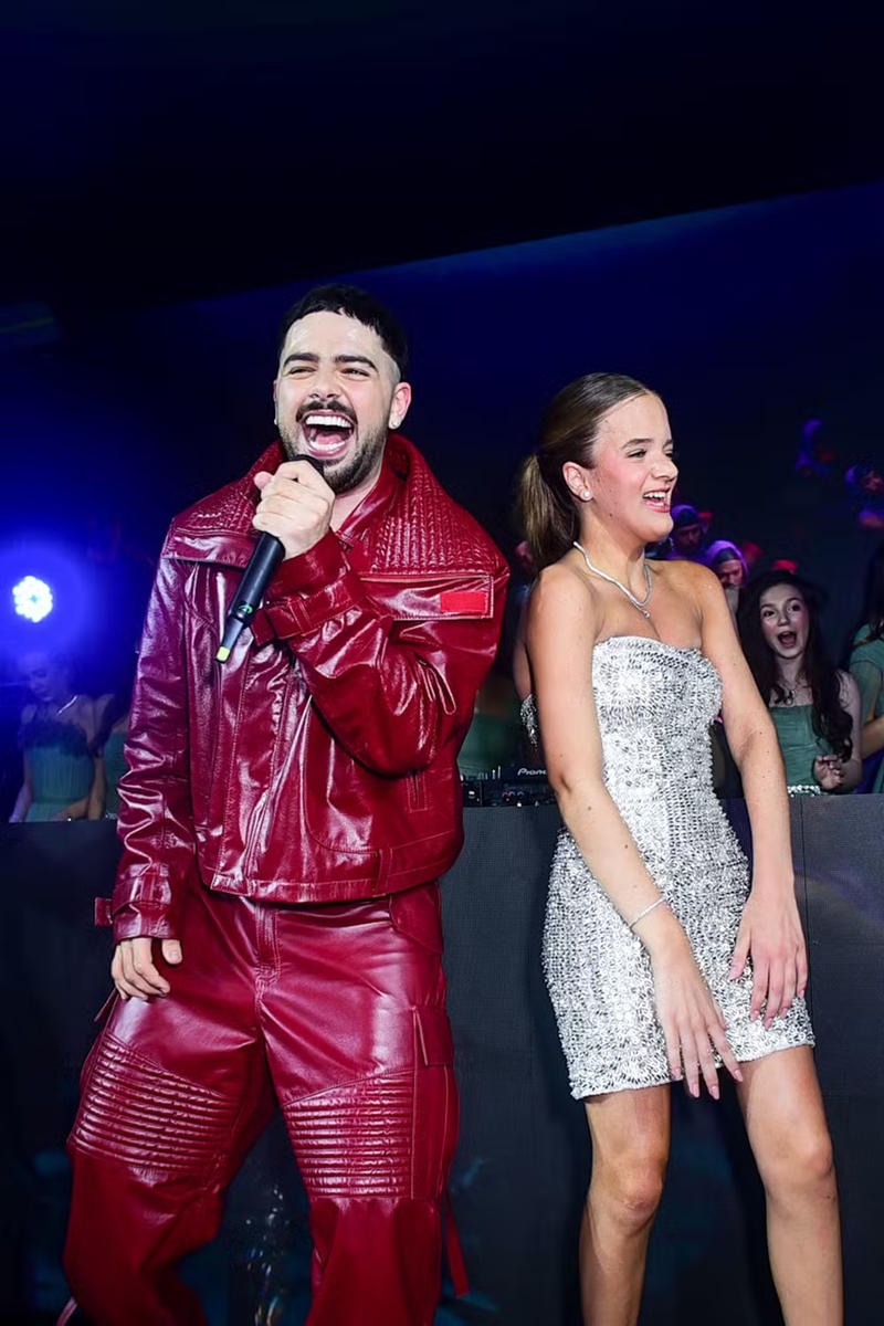 Pedro Sampaio canta com Rafa Justus