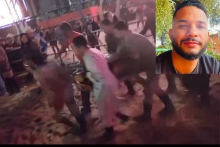 Homem é carregado em maca por socorrista, em arena de barro. No destaque, acima e direita, homem pardo de barba e bigode e cabelo curto - Metrópoles