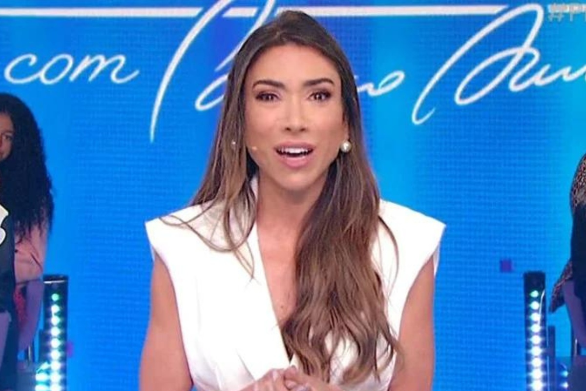 Imagem colorida de Patrícia Abravanel emocionada em primeiro programa sem Silvio Santos
