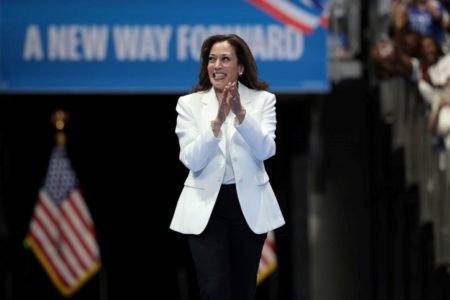 Imagem colorida e Kamala Harris - Metrópoles