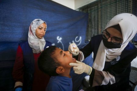 Imagem colorida de vacinação em gaza - Metrópoles