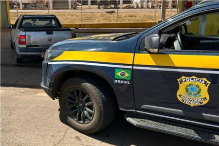 A Polícia Rodoviária Federal (PRF) apreendeu, na tarde desta segunda-feira (2/9), um veículo com R$ 20 mil em débitos, na BR-040, em Cristalina, Entorno do Distrito Federal
