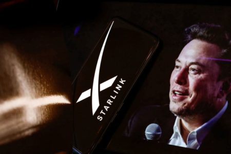 Imagem colorida de logo da Starlink, de Elon Musk - Metrópoles