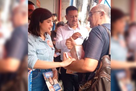 imagem colorida mostra tabata amaral conversando com eleitor durante campanha de rua - metrópoles