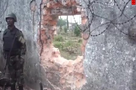 Homem parado ao lado de um buraco
