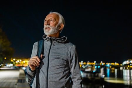 Idoso exercício malhar noite ao ar livre pressão alta