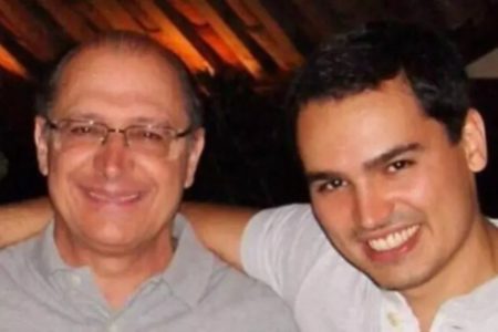 Imagem colorida de Geraldo Alckmin com perito que atuou no acidente aéreo que matou seu filho. Metrópoles