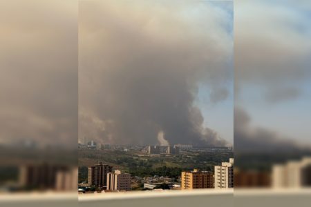 Imagem colorida de uma fumaça causada por incêndio tomando o céu
