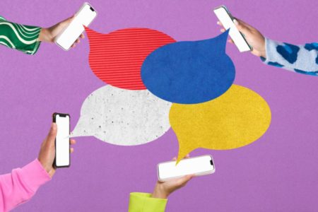 Arte colorida de mãos segurando celulares com balões que fazem alusão à comentários