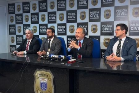 Imagem colorida de coletiva de imprensa da Polícia Civil de Pernambuco