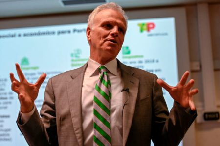 Imagem colorida do empresário David Neeleman, fundador da Azul