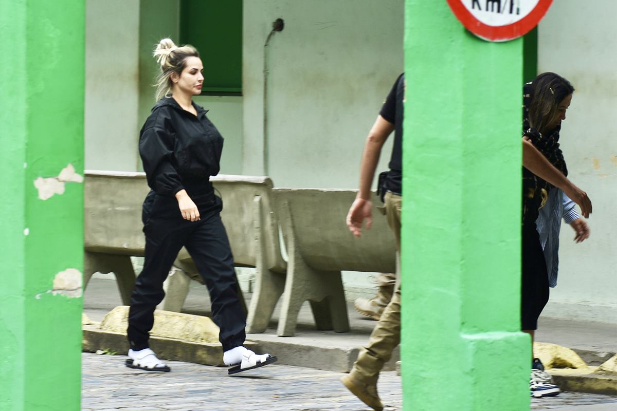 Foto colorida Deolane chegando no IML com a mãe