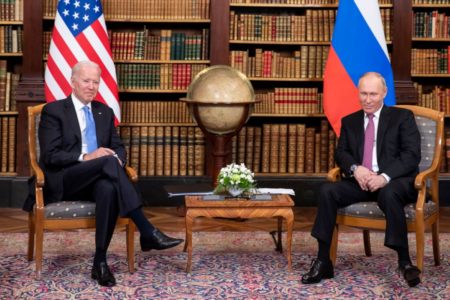 Imagem colorida de Joe Biden e Putin - Metrópoles