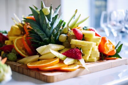 Cortar frutas em um close de tábua de madeira
