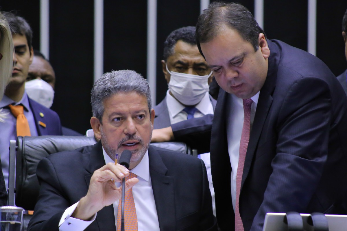 O presidente da Câmara, Arthur Lira (PP - AL), ao lado do deputado Elmar Nascimento (UNIÃO - BA).