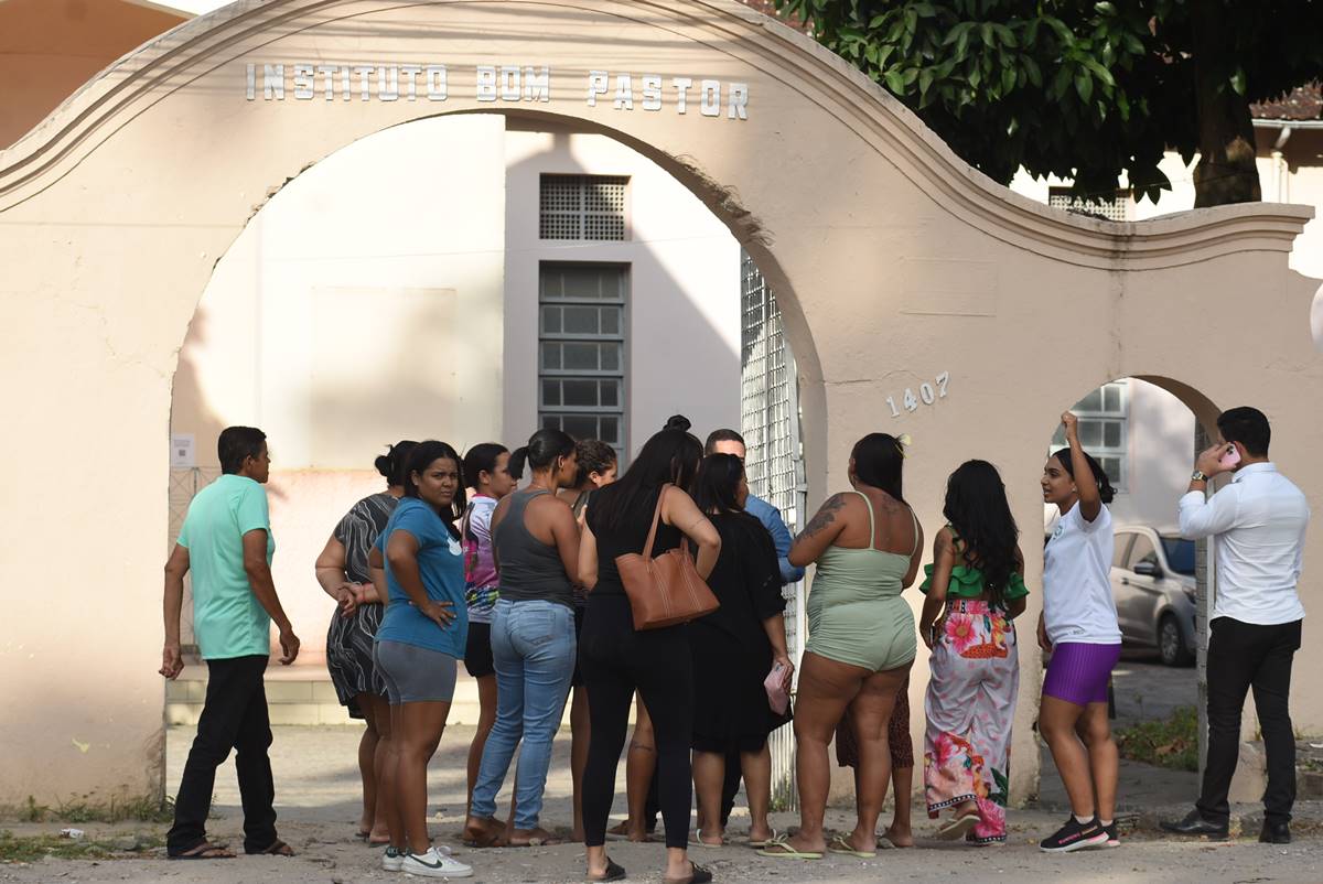 Viagra Foto de fãs de Deolane Bezerra esperando a advogada no presídio - Metrópoles