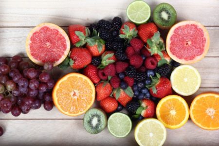 Imagem colorida de frutas juntas em cima de uma mesa