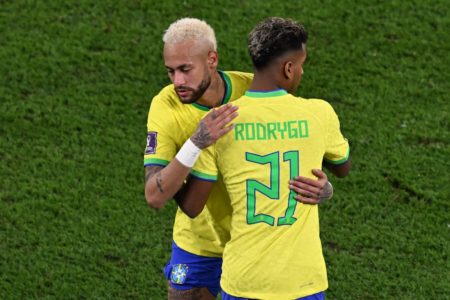 Foto colorida de Neymar e Rodrygo - Metrópoles