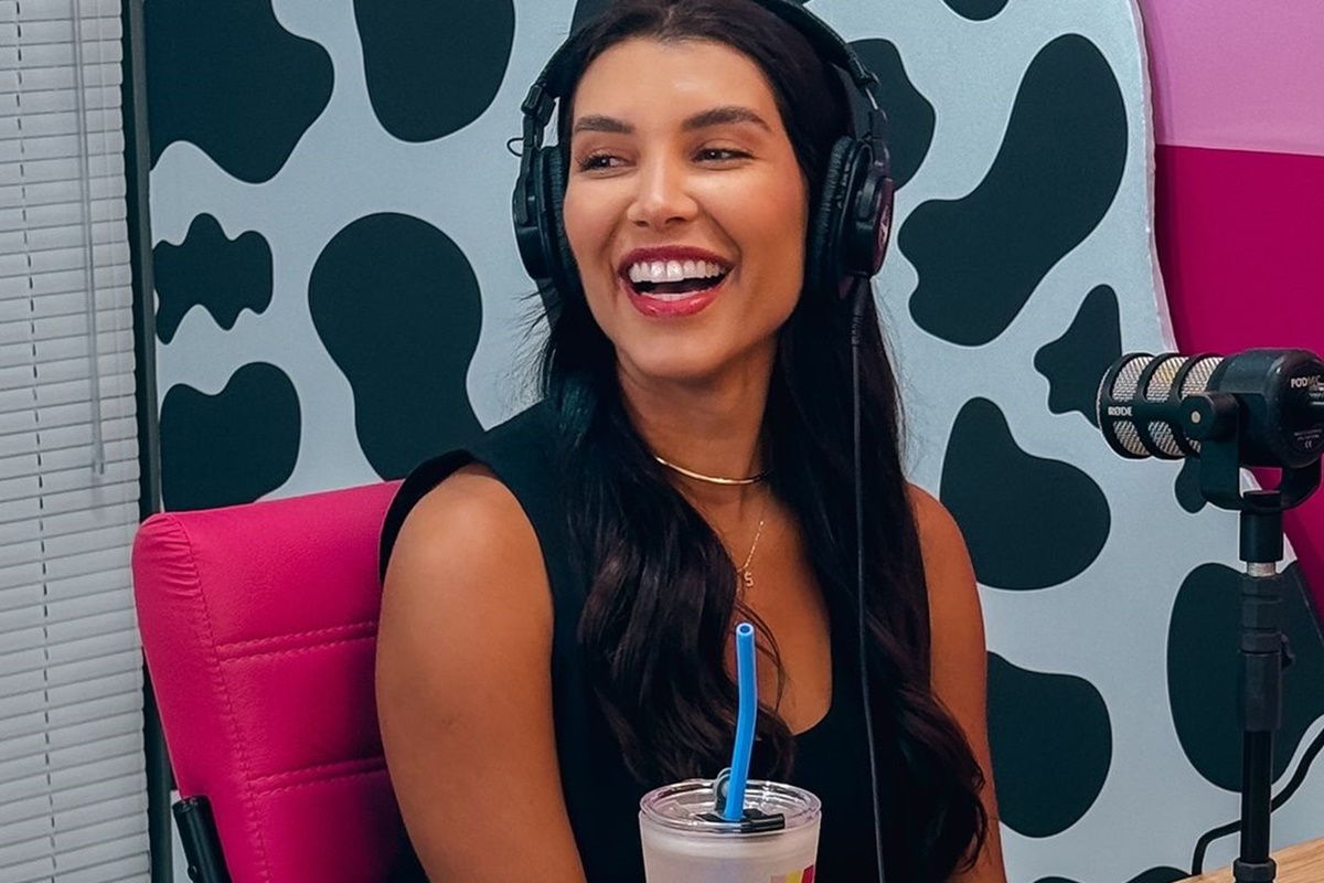 Camila Dias é clicada nos bastidores do VacaCast - Metrópoles