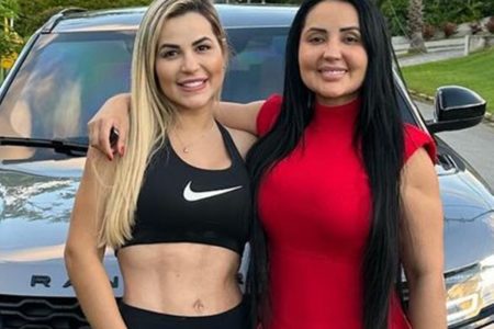 Deolane Bezerra e Daniele Bezerra posam juntas e sorridentes - Metrópoles