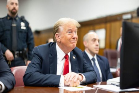 Imagem colorida de Trump em julgamento - Metrópoles