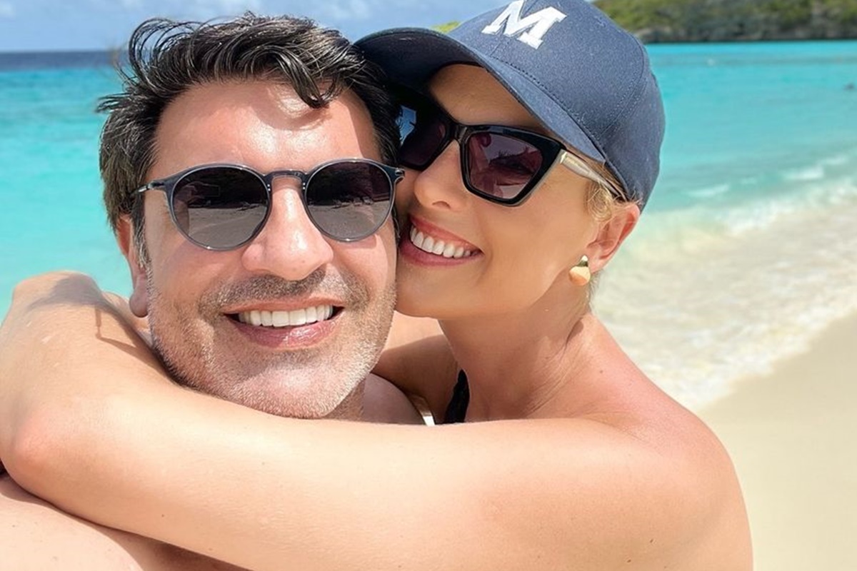 Ana Hickmann e Edu Guedes posam juntos e sorridentes na praia - Metrópoles