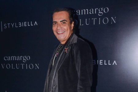 Foto colorida de homem com casaco preto chamado Fábio Arruda - Metrópoles