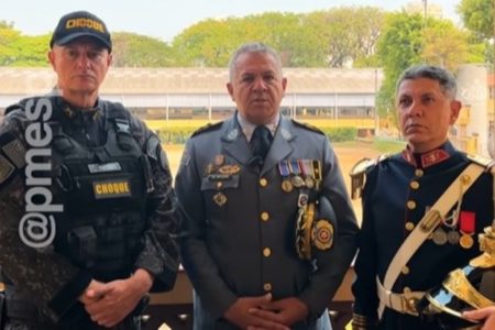 Imagem mostra três militares fardados - Metrópoles