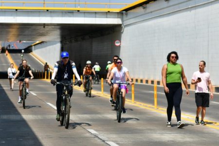 Imagem colorida de pessoas praticando atividades físicas no Eixão do Lazer