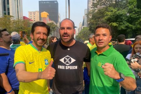 Imagem colorida mostra Ricardo Nunes, homem branco, de meia idade, cabelo e barba pretos, vestindo camiseta da seleção de futebol, Eduardo Bolsonaro, homem branco, careca e barbudo, vestindo camiseta preta, e coronel Mello Araújo, homem branco de cabelo castanho escuro, vestindo camiseta verde - Metrópoles