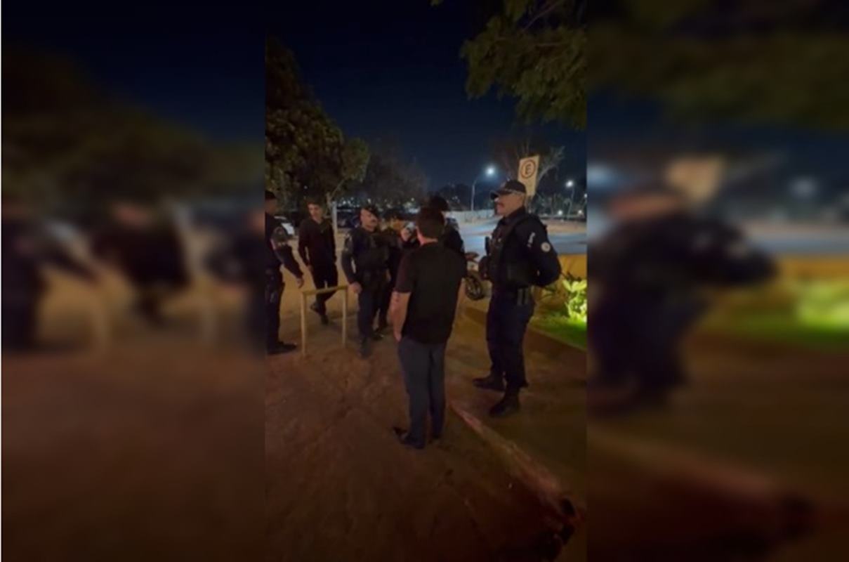 Homem cercado por policiais militares