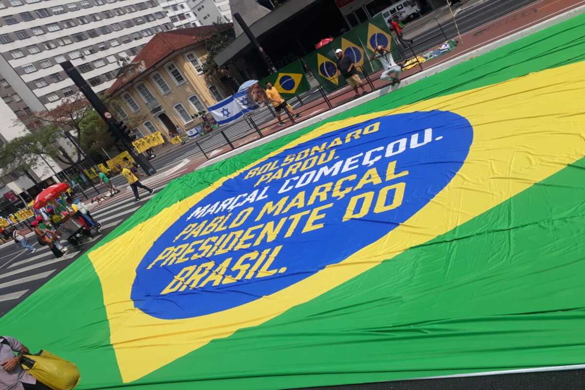 Bandeira exibida por apoiadora de Pablo Marçal em ato na Avenida Paulista, em São Paulo, em 7/9/24