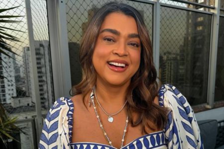 foto colorida de Preta Gil sorrindo - metrópoles