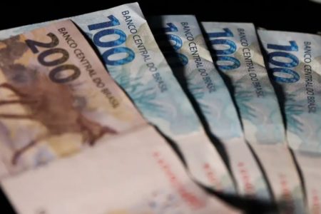 Notas de 100 e 200 reais; dinheiro - Metrópoles