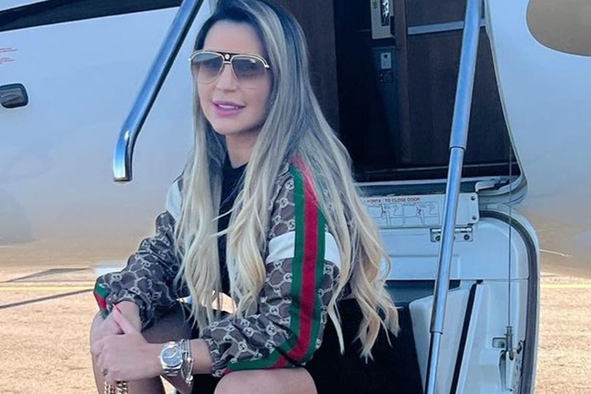 Deolane Bezerra posa sentada na escada de um jatinho - Metrópoles