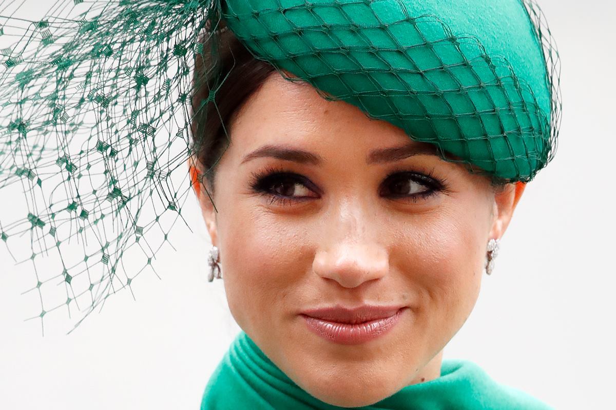 Foto colorida de mulher com chapéu verde e roupa verde. Ela está maquiada - Metrópoles