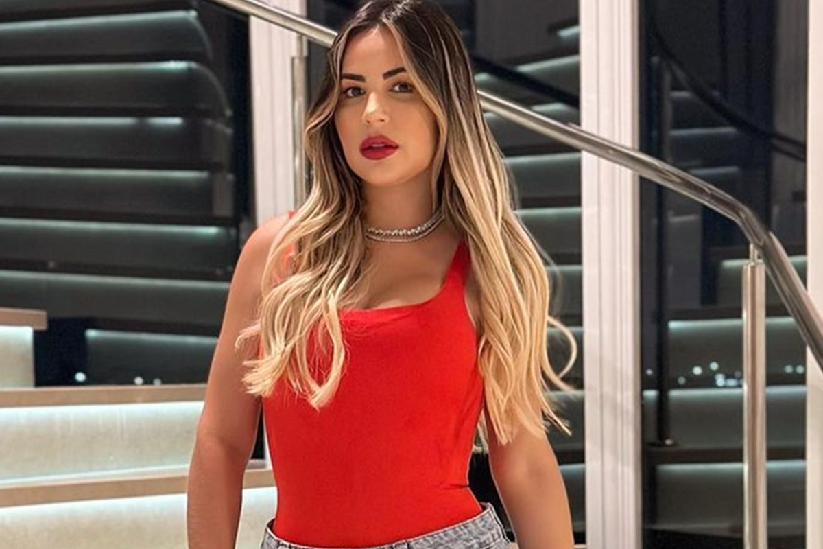 Deolane Bezerra posa de top vermelho e cabelos soltos - Metrópoles