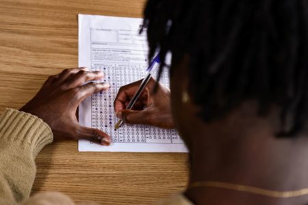 Homem negro preenche prova de concurso CNU