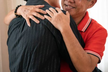 Foto colorida de dois homens se abraçando - Metrópoles