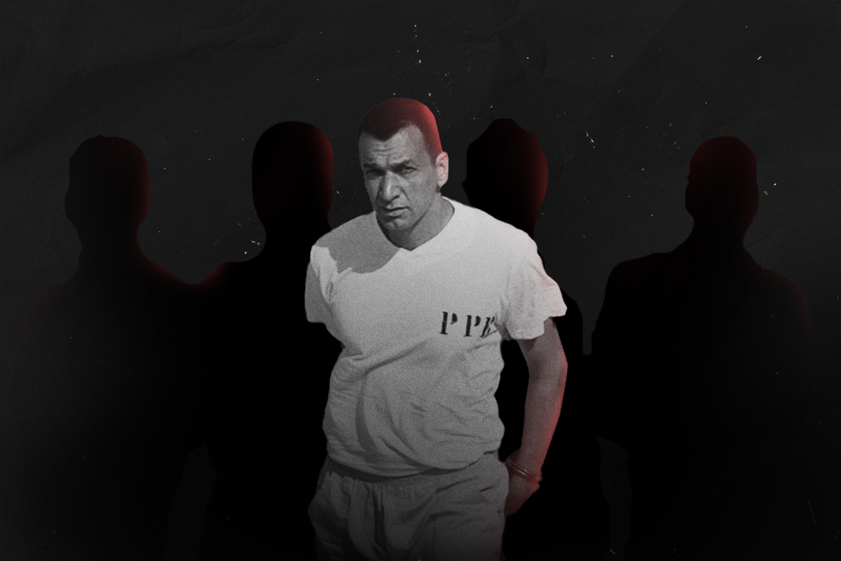 Foto preto e banco de homem branco, cabelo curto, camiseta branca e com quatro silhuetas de pessoas atrás dele - Metrópoles