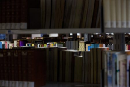 Imagem colorida de diversos livros na prateleira