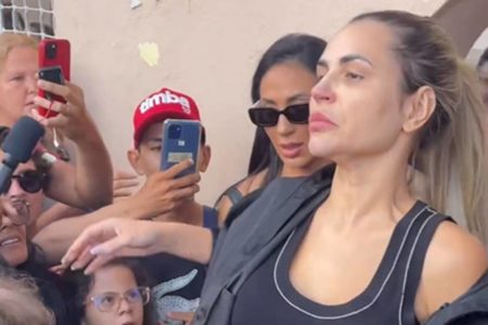 Foto colorida de Deolane Bezerra fora da prisão em Pernambuco (PE) - Metrópoles