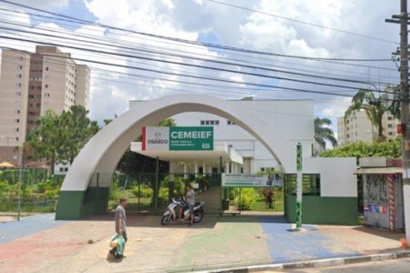 Imagem colorida de fachada de escola em Osasco. Metrópoles
