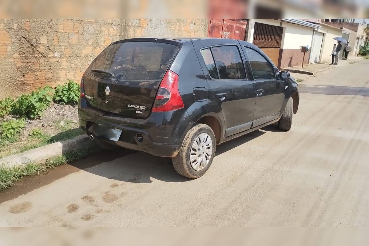 Foto colorida de carro preto