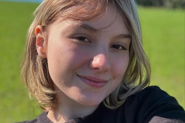 Isabel Veloso posa sorridente para as redes sociais - Metrópoles